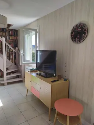 Télévision ou salle de divertissement dans l'établissement Maison de vacances à Portsall