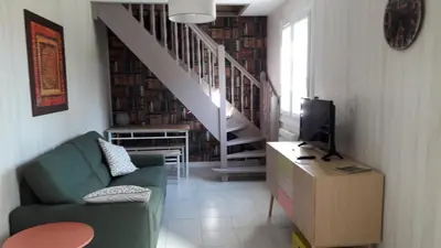 Télévision ou salle de divertissement dans l'établissement Maison de vacances à Portsall