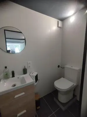 Salle de bains dans l'établissement Charmant T2 flambant neuf pour 3 pers