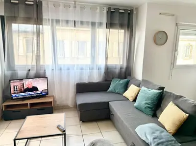 Télévision ou salle de divertissement dans l'établissement Appartement deux chambres Brest centre proche Tram