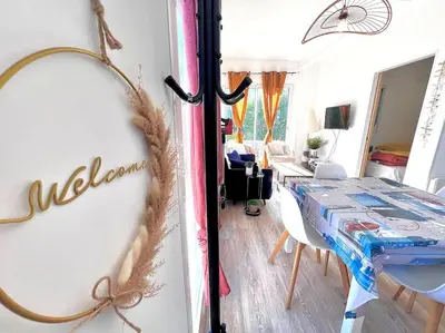 Télévision ou salle de divertissement dans l'établissement Maison lumineuse à LOCTUDY