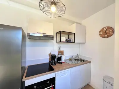 Cuisine ou kitchenette dans l'établissement Maison lumineuse à LOCTUDY
