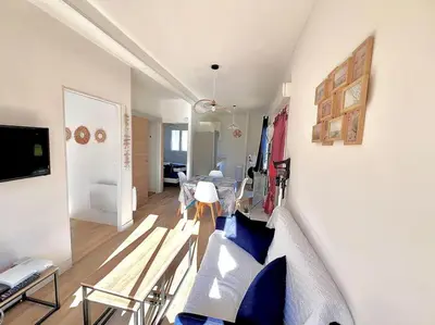 Télévision ou salle de divertissement dans l'établissement Maison lumineuse à LOCTUDY