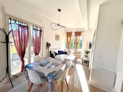 Coin salon dans l'établissement Maison lumineuse à LOCTUDY