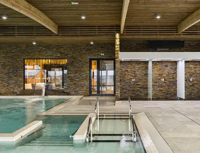 Piscine de l'établissement Jolie maison de vacances ou située à proximité