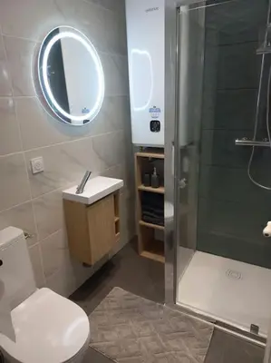 Salle de bains dans l'établissement jolie maison au château
