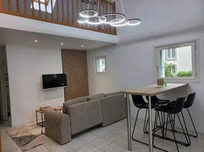 Télévision ou salle de divertissement dans l'établissement jolie maison au château