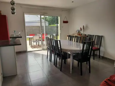 Cuisine ou kitchenette dans l'établissement Maison lumineuse, quartier calme, proche mer, 8 personnes