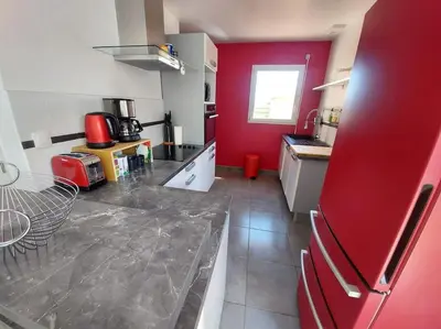Cuisine ou kitchenette dans l'établissement Maison lumineuse, quartier calme, proche mer, 8 personnes