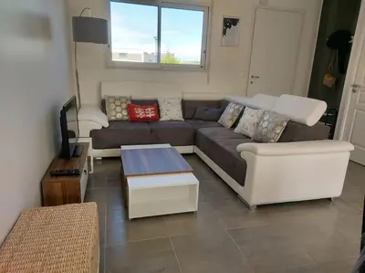 Coin salon dans l'établissement Maison lumineuse, quartier calme, proche mer, 8 personnes