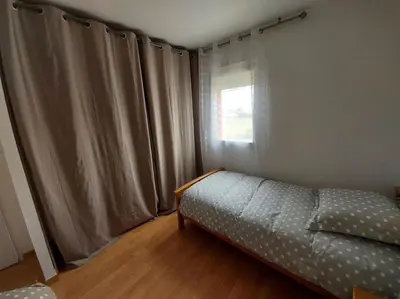 Un ou plusieurs lits dans un hébergement de l'établissement Maison lumineuse, quartier calme, proche mer, 8 personnes