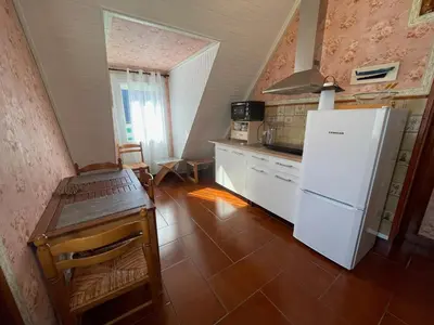 Cuisine ou kitchenette dans l'établissement Loctudy T2 vintage terrasse vue mer