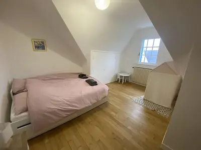 Un ou plusieurs lits dans un hébergement de l'établissement Maison avec jardin proche du centre et des plages