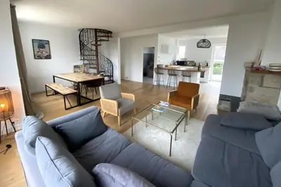 Coin salon dans l'établissement Maison avec jardin proche du centre et des plages