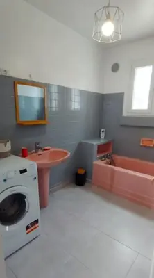Salle de bains dans l'établissement Maison avec jardin proche du centre et des plages