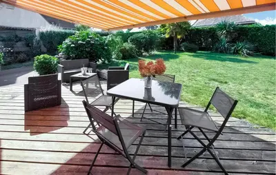 Jardin de l'établissement 4 Bedroom Stunning Home In Gouesnach
