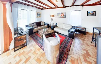 Coin salon dans l'établissement 4 Bedroom Stunning Home In Gouesnach