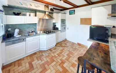 Cuisine ou kitchenette dans l'établissement 4 Bedroom Stunning Home In Gouesnach