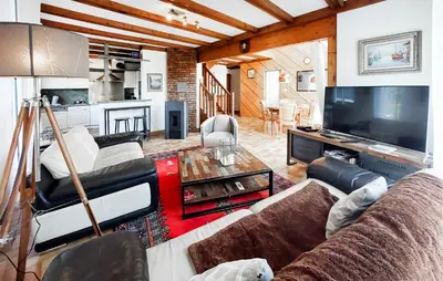 Télévision ou salle de divertissement dans l'établissement 4 Bedroom Stunning Home In Gouesnach