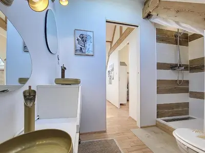 Salle de bains dans l'établissement Maison Bord de Plage avec Piscine, Sauna, Bains à Remous, Volley