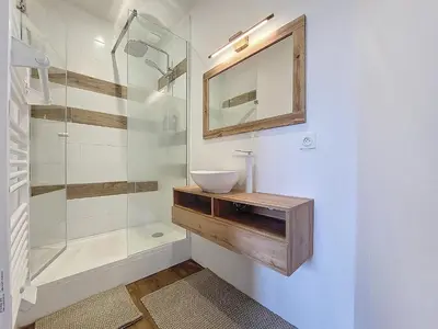 Salle de bains dans l'établissement Maison Bord de Plage avec Piscine, Sauna, Bains à Remous, Volley