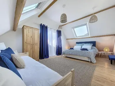 Un ou plusieurs lits dans un hébergement de l'établissement Maison Bord de Plage avec Piscine, Sauna, Bains à Remous, Volley