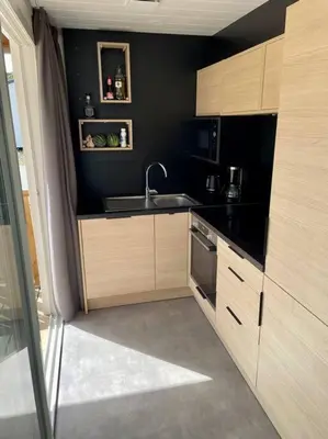 Cuisine ou kitchenette dans l'établissement Chalet familial avec piscine-Finistère Sud