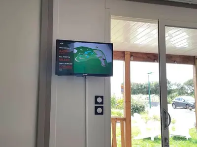 Télévision ou salle de divertissement dans l'établissement Chalet familial avec piscine-Finistère Sud