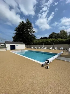 Piscine de l'établissement Chalet familial avec piscine-Finistère Sud ou située à proximité