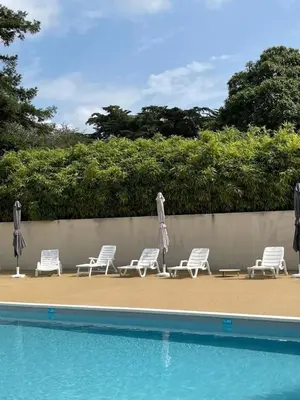 Piscine de l'établissement Chalet familial avec piscine-Finistère Sud ou située à proximité