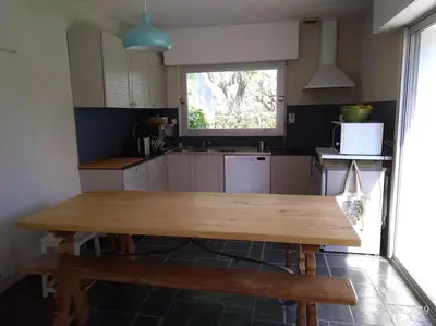Cuisine ou kitchenette dans l'établissement Maison au calme proche de la mer Fouesnant Cap Coz