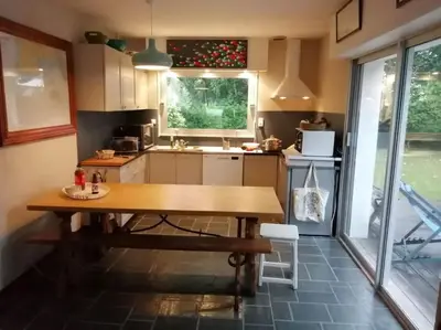 Cuisine ou kitchenette dans l'établissement Maison au calme proche de la mer Fouesnant Cap Coz