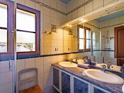 Salle de bains dans l'établissement Holiday Home La mouette bleue by Interhome