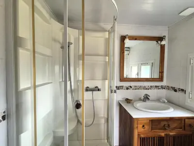 Salle de bains dans l'établissement Stone House in Brittany near Roscoff & Beaches