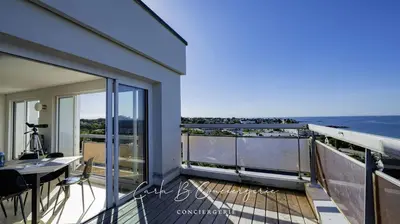 Vue générale sur la mer ou vue sur la mer prise depuis l'appartement