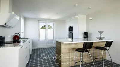 Cuisine ou kitchenette dans l'établissement LE BELVEDERE - Appartement pleine vue mer 6 pers Concarneau