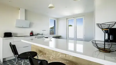 Cuisine ou kitchenette dans l'établissement LE BELVEDERE - Appartement pleine vue mer 6 pers Concarneau