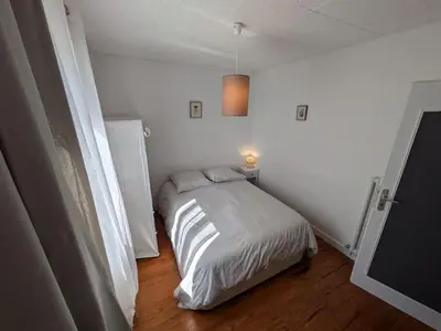 Un ou plusieurs lits dans un hébergement de l'établissement Grand Appartement lumineux