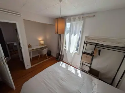 Un ou plusieurs lits dans un hébergement de l'établissement Grand Appartement lumineux