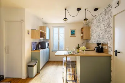 Cuisine ou kitchenette dans l'établissement Studio Meneyer - À 100m de la plage Bénodet