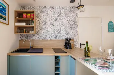 Cuisine ou kitchenette dans l'établissement Studio Meneyer - À 100m de la plage Bénodet