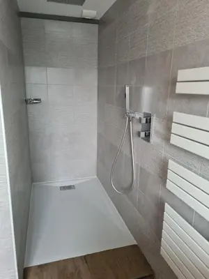Salle de bains dans l'établissement Villa Ty Mam Goz, 50m mer, piscine intérieure, SPA, 11 personnes