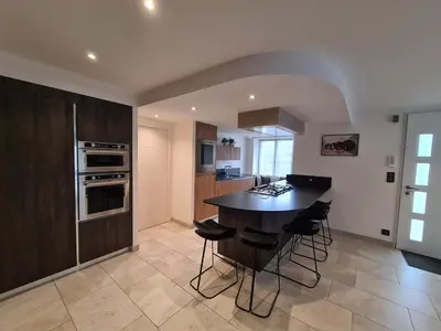 Cuisine ou kitchenette dans l'établissement Villa Ty Mam Goz, 50m mer, piscine intérieure, SPA, 11 personnes