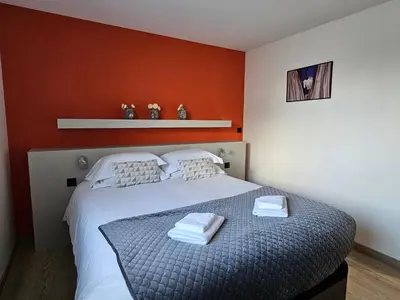 Un ou plusieurs lits dans un hébergement de l'établissement Villa Ty Mam Goz, 50m mer, piscine intérieure, SPA, 11 personnes