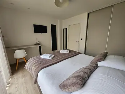 Un ou plusieurs lits dans un hébergement de l'établissement Villa Ty Mam Goz, 50m mer, piscine intérieure, SPA, 11 personnes