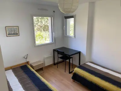 Un ou plusieurs lits dans un hébergement de l'établissement Appartement VUE SUR MER avec WIFI, terrasse à TREBEURDEN - Réf 673