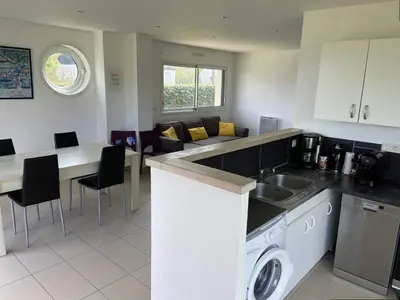 Cuisine ou kitchenette dans l'établissement Appartement VUE SUR MER avec WIFI, terrasse à TREBEURDEN - Réf 673