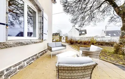 Coin salon dans l'établissement 3 Bedroom Beautiful Home In Pont-Aven