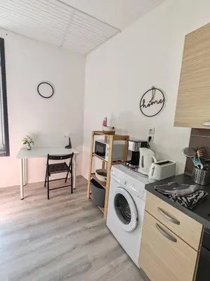 Cuisine ou kitchenette dans l'établissement Charmant T2 RDC