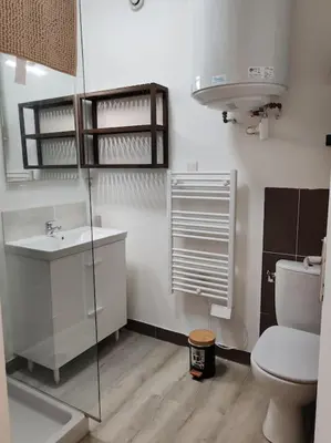 Salle de bains dans l'établissement Charmant T2 RDC